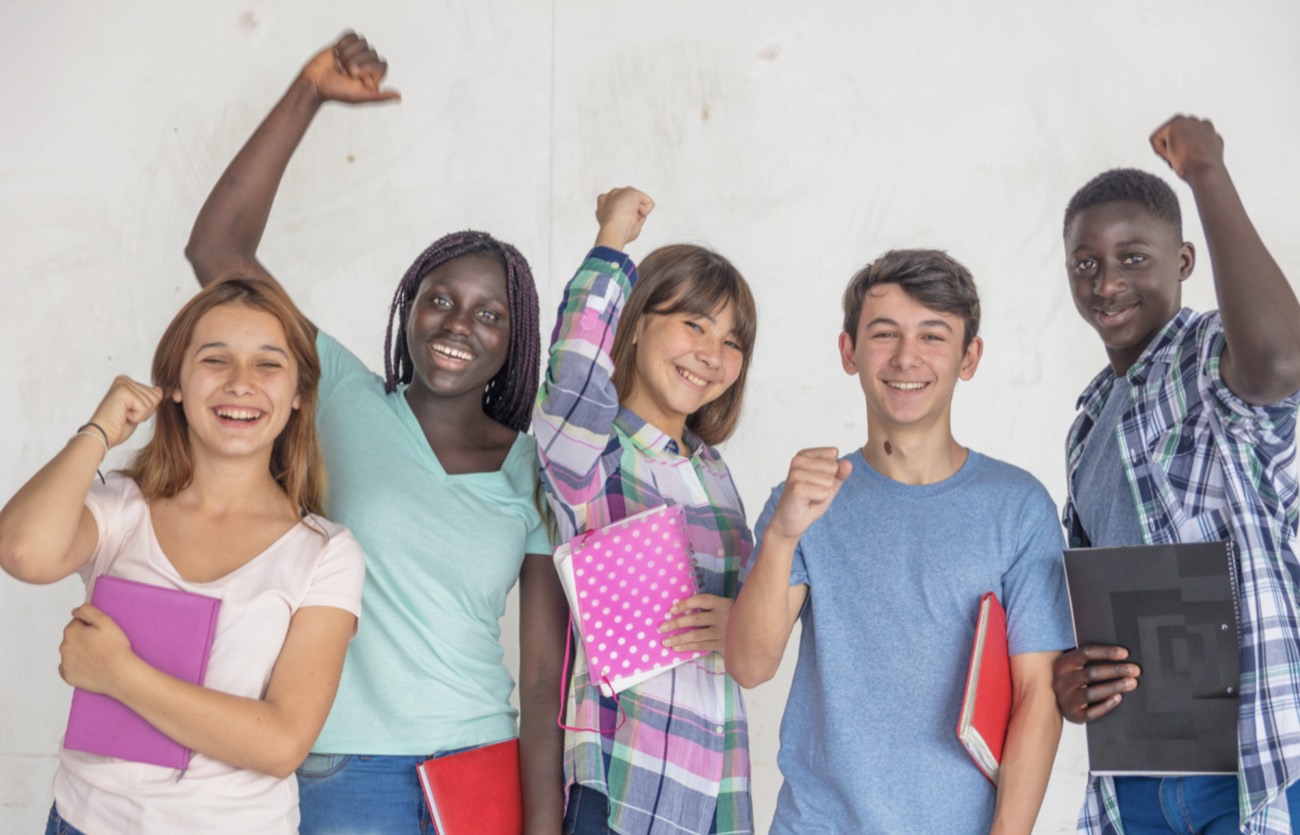 Groupe d'adolescents souriants et confiants après un accompagnement en coaching scolaire à Clermont-Ferrand