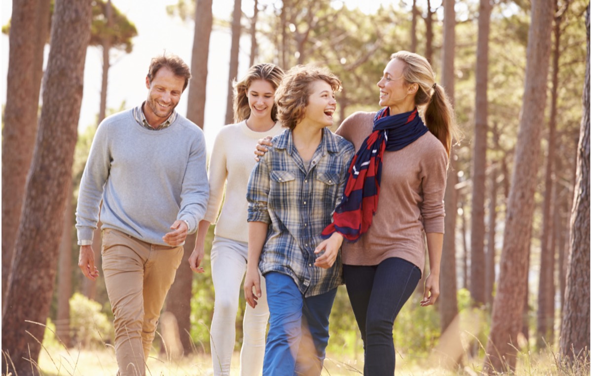 Adolescent complice avec ses parents lors d'une balade — il n'est jamais seul dans son parcours